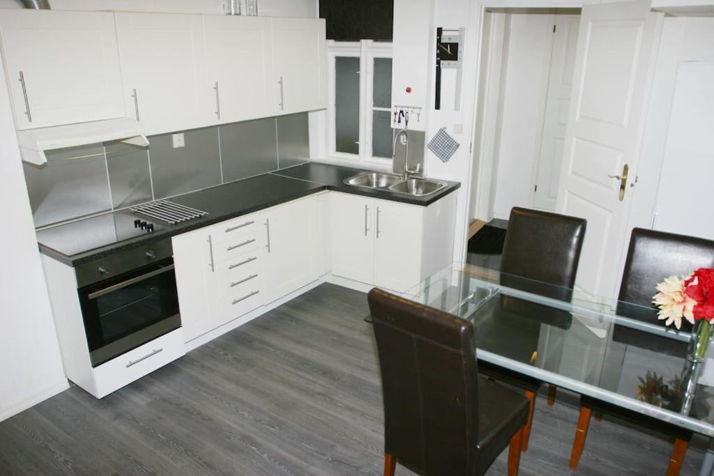 3 Bedroom - Perfect Location - Harbour-train-bus-citycenter Appartement